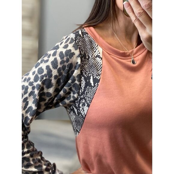 ❤️‍🔥Leopard Snake Contrast Pattern Long Raglan Sleeve Scoop Neck Mauve 4221 - Picture 3 of 6